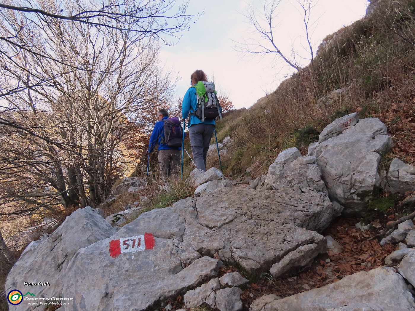 47 Siamo sul 571, il sentiero top della Valle Imagna.JPG